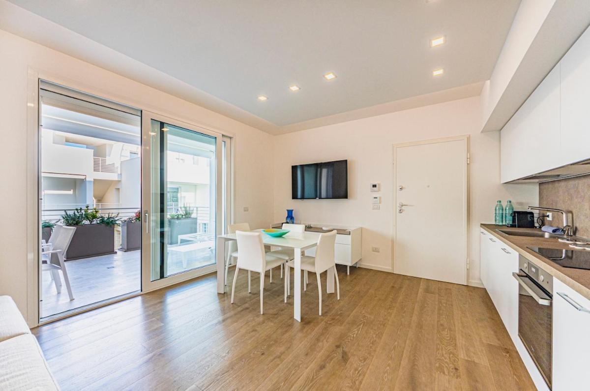 Stylish Poolside Apartment, Jesolo-venice *