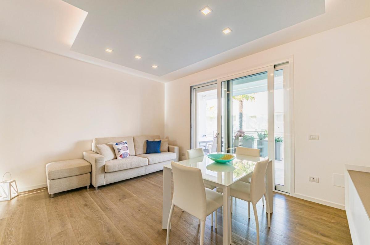 Stylish Poolside Apartment, Jesolo-venice